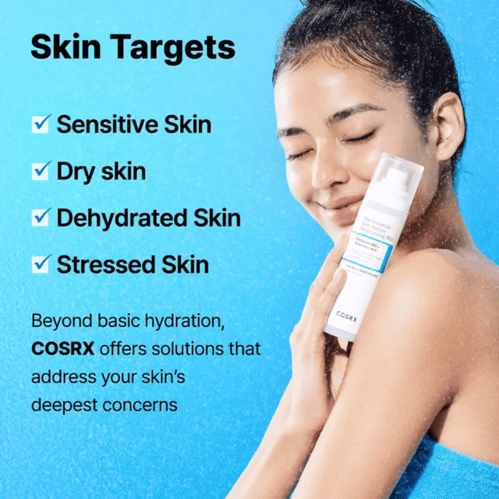 Donna tiene COSRX Ceramide Skin Barrier Mist - perfetto per pelle sensibile, secca e stressata che necessita di ulteriore idratazione.