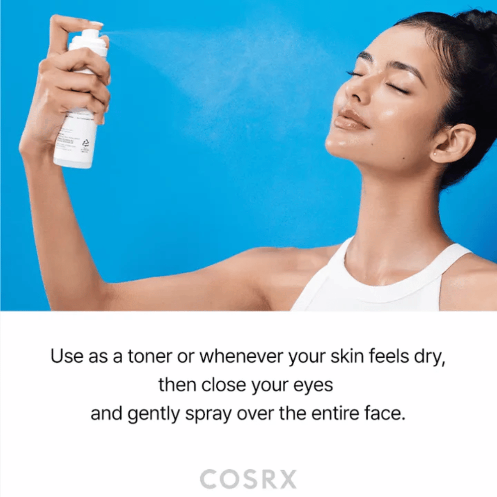 Donna spruzza COSRX Ceramide Skin Barrier Mist sul viso per idratazione rapida e sensazione di freschezza.