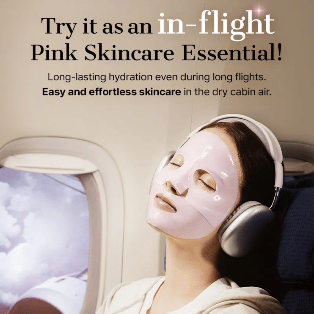 Donna con maschera idrogel rosa di COSRX su un aereo – idratante maschera viso perfetta per lunghi viaggi aerei.