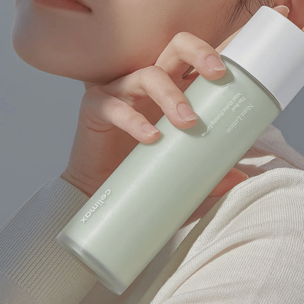 Celimax The Real Noni Hydra Firming Lotion è una lozione efficace che rassoda la pelle e offre un'idratazione profonda. Arricchita con estratto di Noni e ingredienti nutrienti, migliora l'elasticità della pelle e dona un incarnato fresco e radioso. Perfetta per l'uso quotidiano per una pelle morbida e idratata!