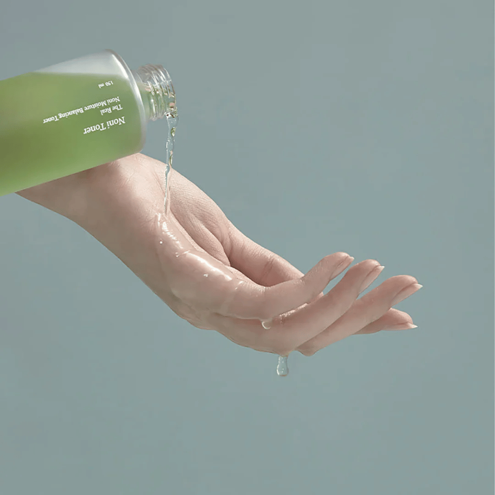 Celimax The Real Noni Moisture Balancing Toner è un leggero e rinfrescante tonico viso che idrata ed equilibra la pelle. È arricchito con estratto di Noni che calma le irritazioni e migliora la struttura della pelle.