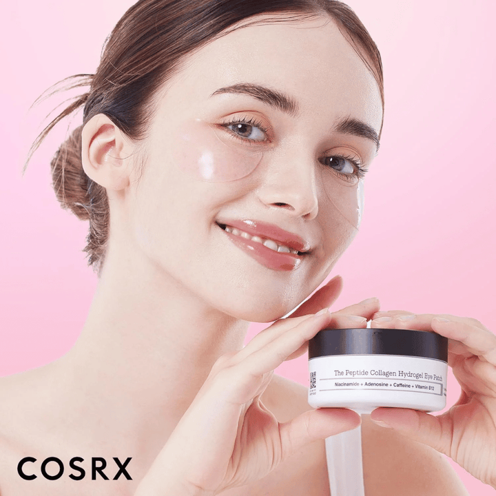 Modello con COSRX Peptide Collagen Hydrogel Eye Patch – dona luminosità e idratazione per la pelle stanca sotto gli occhi.