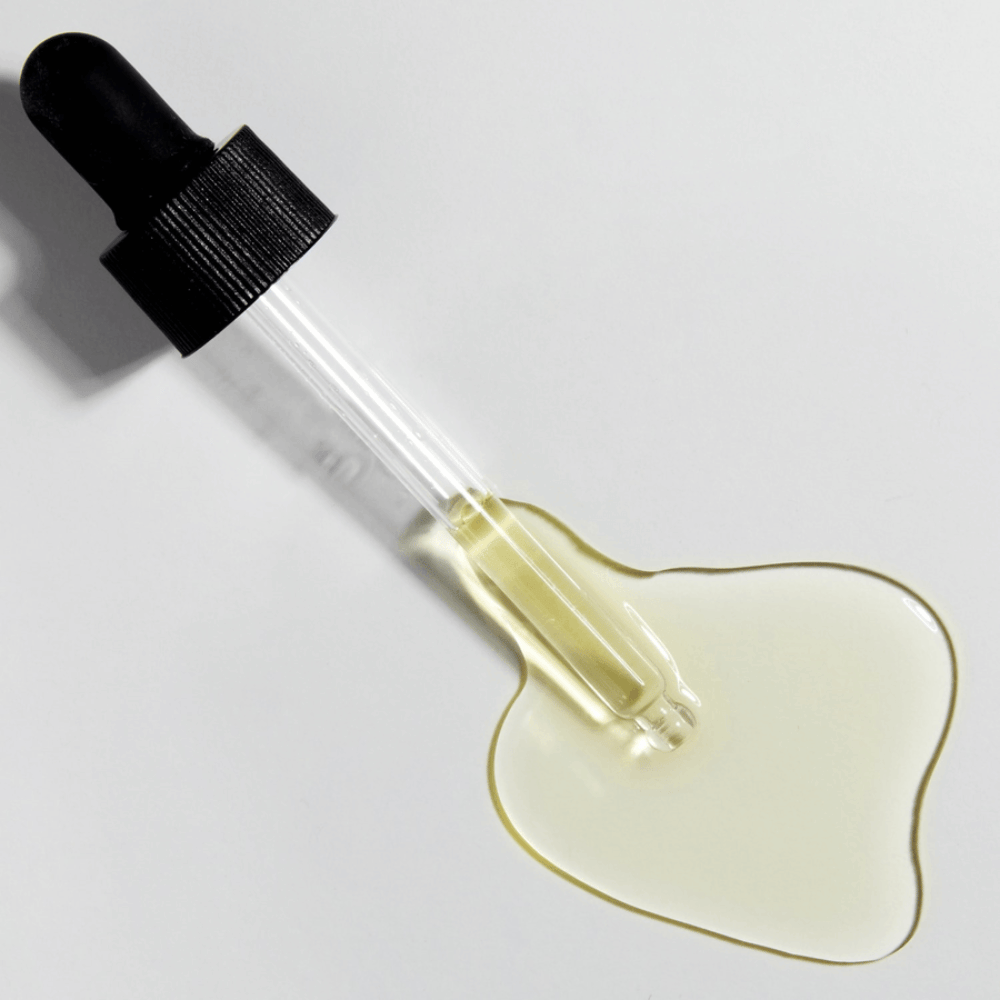 Primo piano di pipetta con COSRX The Vitamin C 13 Serum e formula alla vitamina C dorata, siero concentrato con vitamina E e acido ialuronico.