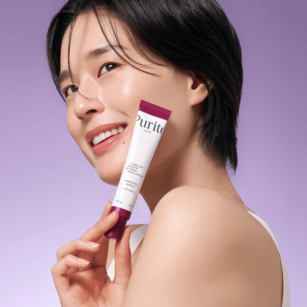 Purito Timeless Bloom Retinol Spot Cream è un trattamento mirato che contiene retinolo per ridurre le linee sottili e migliorare l'elasticità della pelle. Con ingredienti idratanti, ripristina la luminosità della pelle e rafforza la barriera, perfetto per la pelle matura o come routine anti-età.