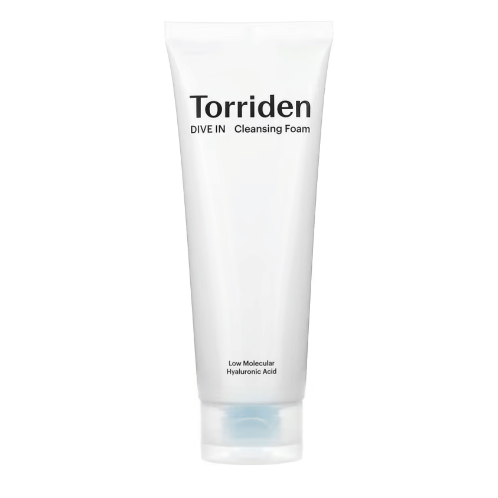 Un tubo DIVE-IN Low Molecular Hyaluronic Acid Cleansing Foam 150ml da Torriden su sfondo bianco.