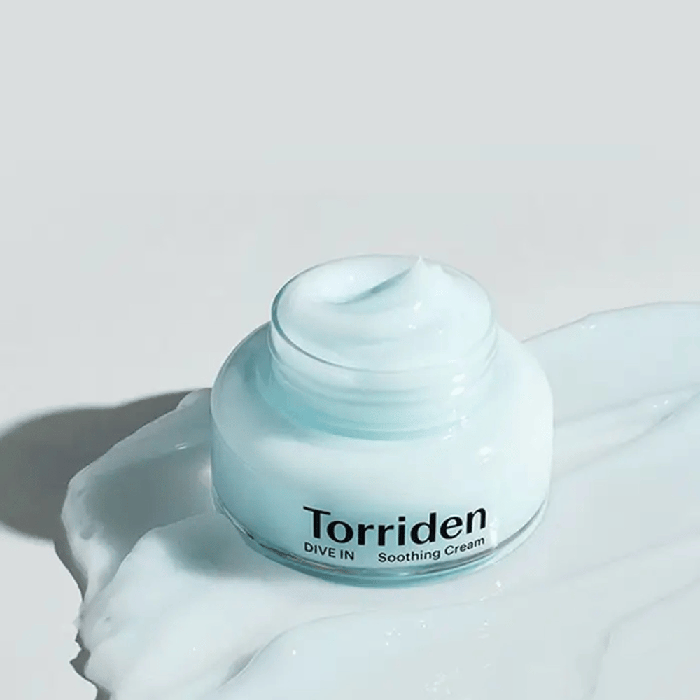 Torriden DIVE-IN Low Molecular Hyaluronic Acid Soothing Cream 100ml offre un'idratazione duratura su una superficie bianca.