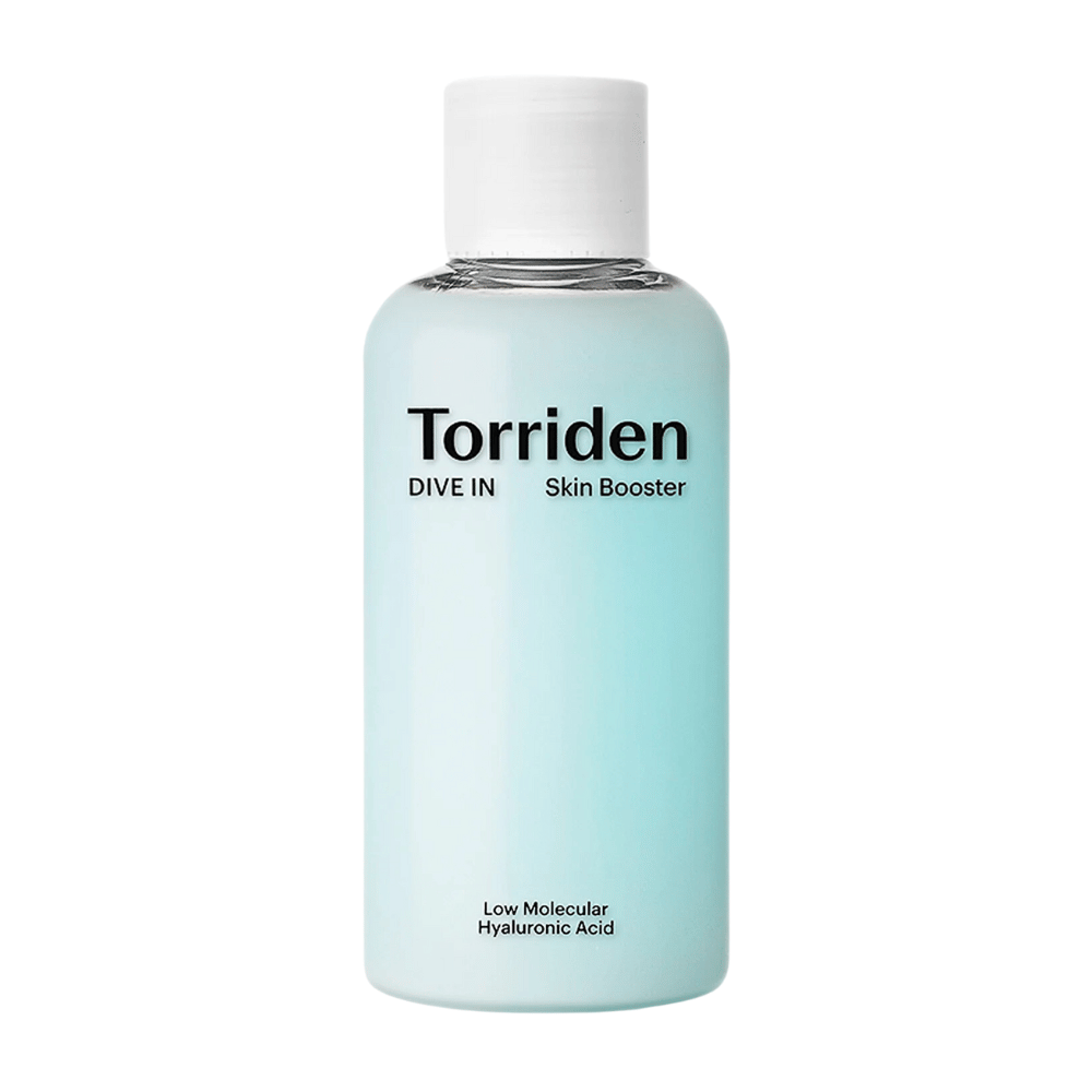 Una bottiglia di prodotto per la cura della pelle etichettata "Torriden DIVE IN Skin Booster" con acido ialuronico a basso peso molecolare.