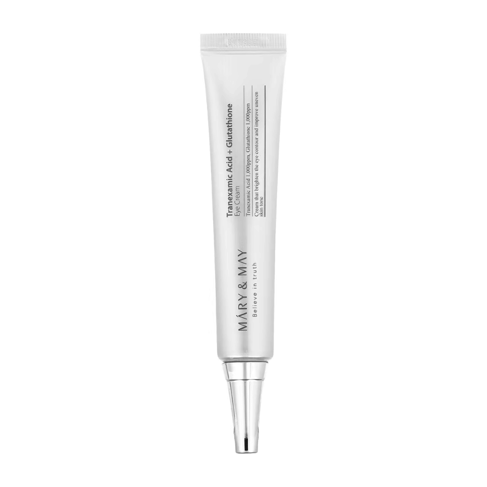 Immagine del prodotto di un tubo bianco di MARY & MAY con "Tranexamic Acid + Glutathione Eye Cream". Il testo sulla confezione evidenzia le sue proprietà per illuminare e trattare l'area intorno agli occhi. Il tubo è progettato per un'applicazione semplice e accurata.