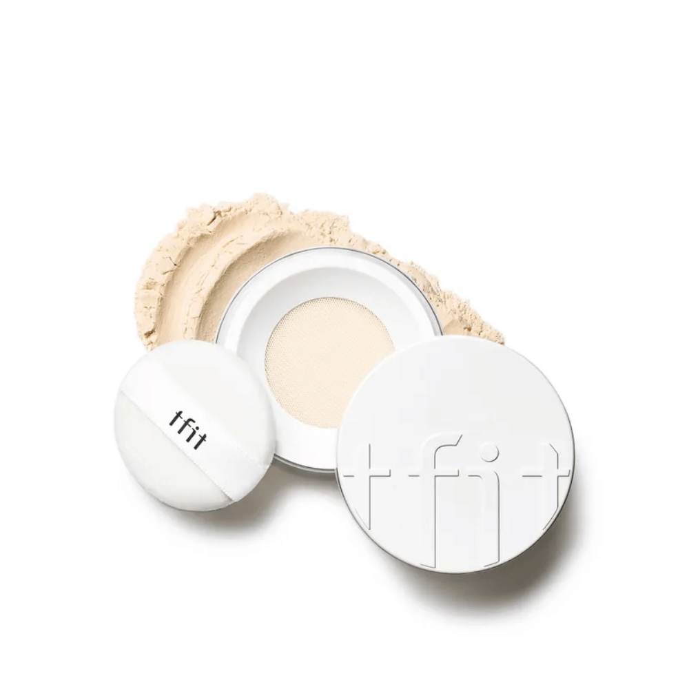 Scatola aperta con TFIT Translucent Set Finishing Powder nella tonalità Skin Beige, con puff incluso e cipria sparsa intorno.