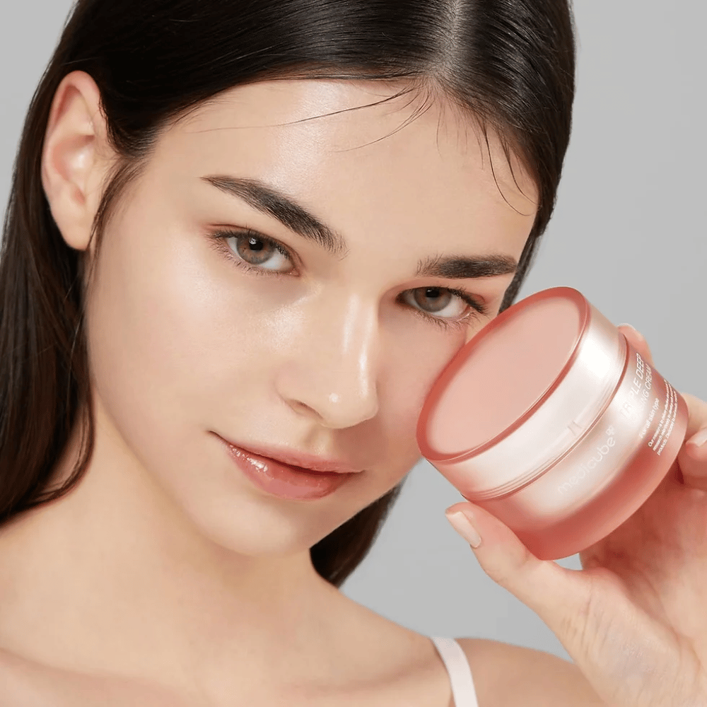 L'immagine mostra una donna che tiene in mano un barattolo di Triple Collagen Cream. La crema è progettata per migliorare l'elasticità e l'idratazione della pelle. La pelle della donna appare liscia e ben curata.




