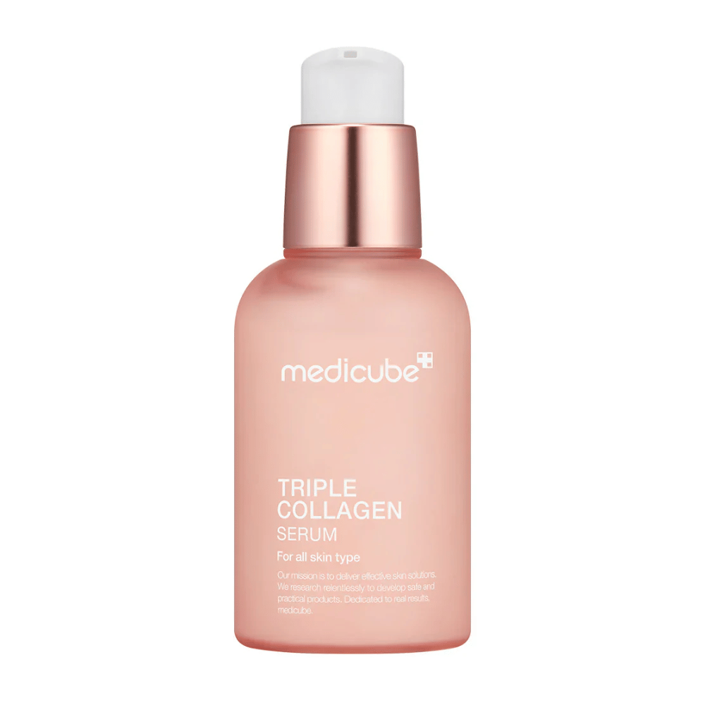 Una bottiglia rosa di Medicube Triple Collagen Serum, progettata per tutti i tipi di pelle. La bottiglia di vetro liscia e satinata con un tappo rosa metallico e una pompa bianca offre un aspetto elegante, e il testo mette in evidenza la formula al triplo collagene del siero.