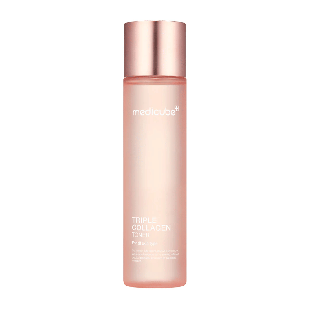 Medicube Triple Collagen Tonico viso 4.0 in una bottiglia rosa con tappo color oro rosa, un tonico idratante per tutti i tipi di pelle.