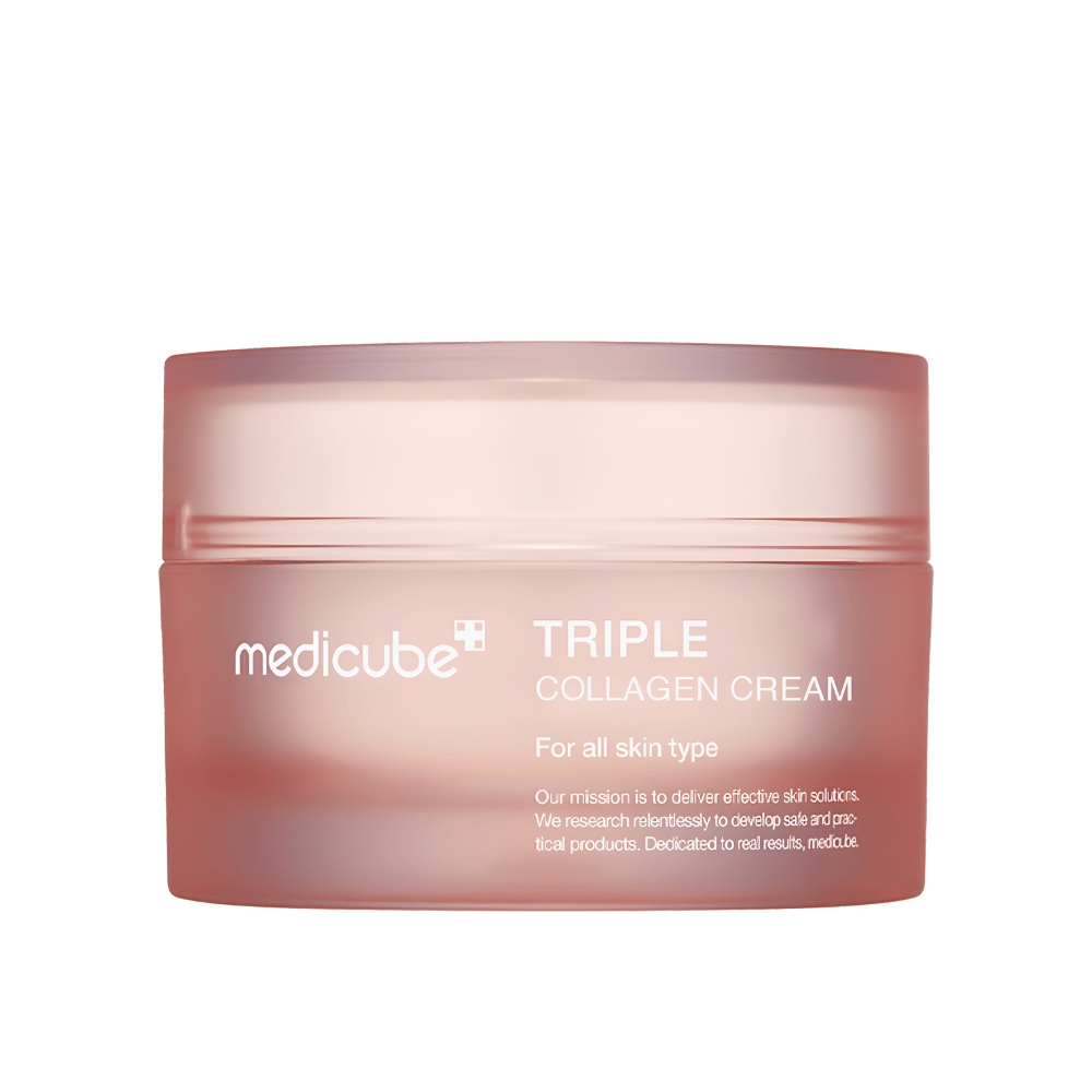 L'immagine mostra un contenitore di Medicube Triple Collagen Cream. Questa crema viso è progettata per tutti i tipi di pelle e promette di migliorare l'elasticità e il livello di idratazione della pelle. Il design è minimalista con una tonalità rosa tenue sulla confezione.
