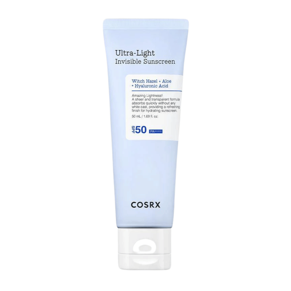 COSRX Ultra-Light Invisible Sunscreen in tubo blu con SPF 50 PA++++, contiene amamelide, aloe vera e acido ialuronico – formula leggera senza residui bianchi per una protezione solare idratante.