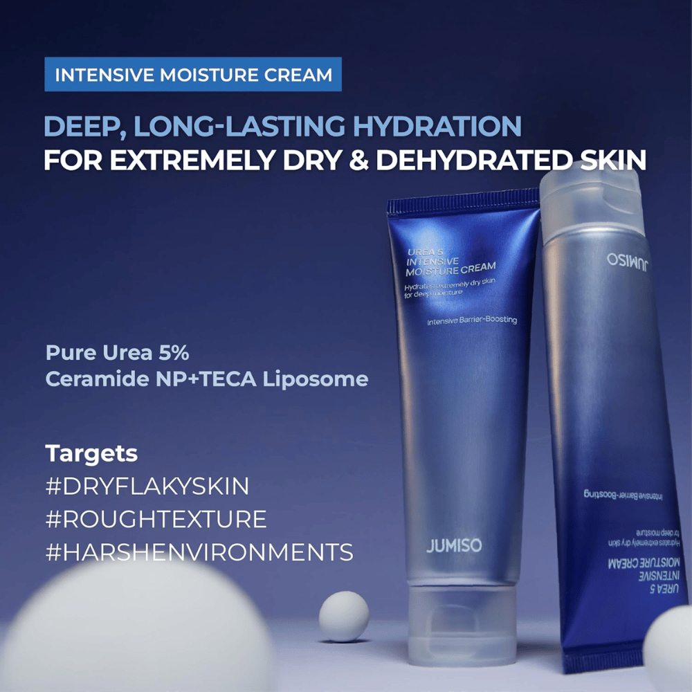 Immagine promozionale che presenta la crema come una soluzione idratante intensiva per la pelle estremamente secca e disidratata. L’immagine mette in risalto gli ingredienti chiave 5% di urea, Ceramide NP e TECA Liposome e raccomanda il prodotto per pelle secca, desquamata, con texture ruvida e stress causato da ambienti secchi.