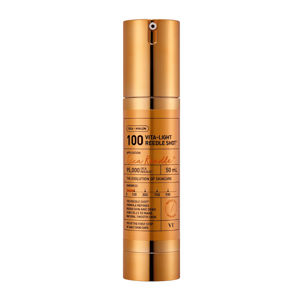 Gyllene flaska VT Cica Hyalon Vita-Light Reedle Shot 100hL, 50 ml, med pump och tryckt text framtill om produktens ingredienser och användning.