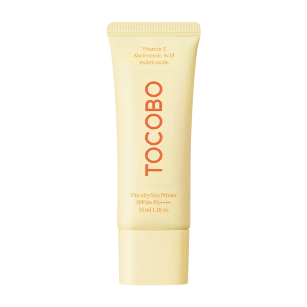 TOCOBO Vita Airy Sun Primer combina SPF50+ con funzione primer. Contiene vitamina E e madecassoside per calmare, proteggere e dare una finitura uniforme.