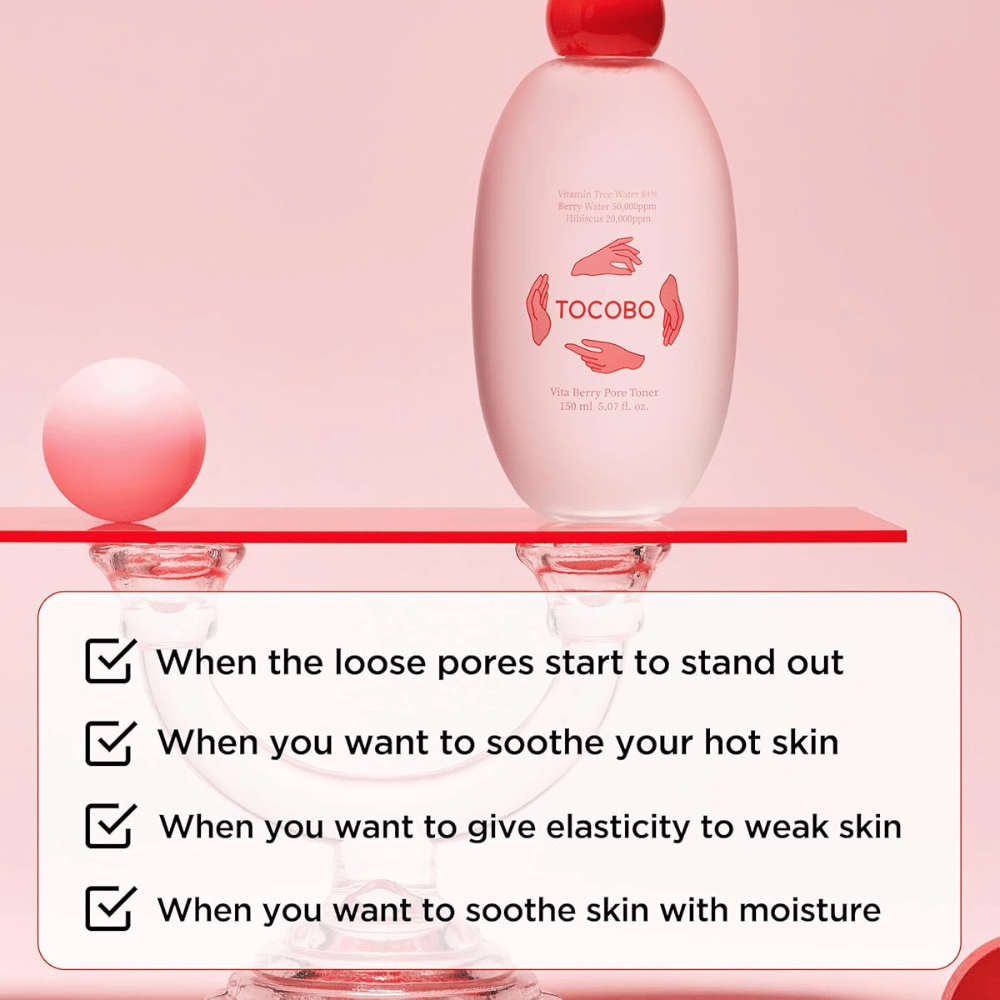 Immagine del prodotto di TOCOBO Vita Berry Pore Toner posizionato su un elegante podio rosa, con focus sulla cura della pelle per i pori, l'idratazione e l'effetto lenitivo sulla pelle.