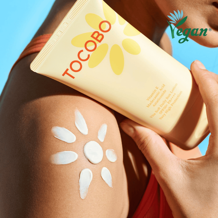Crema solare di Tocobo applicata sul corpo in uno strato uniforme per un'efficace protezione UV e idratazione con formula vegana