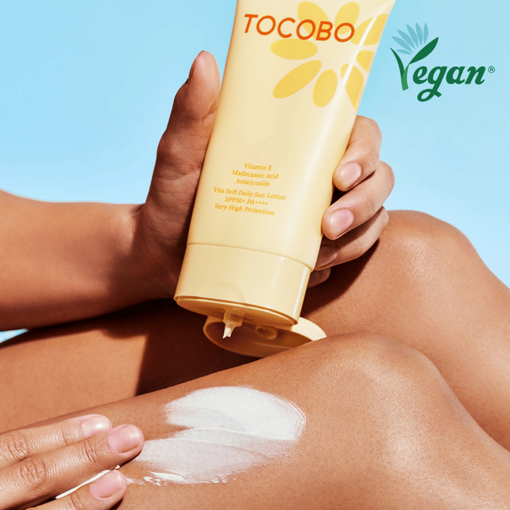 Applicazione di Tocobo Vita Soft Daily Sun Lotion sulla pelle con formula leggera che si assorbe rapidamente senza ungere e offre protezione SPF50+