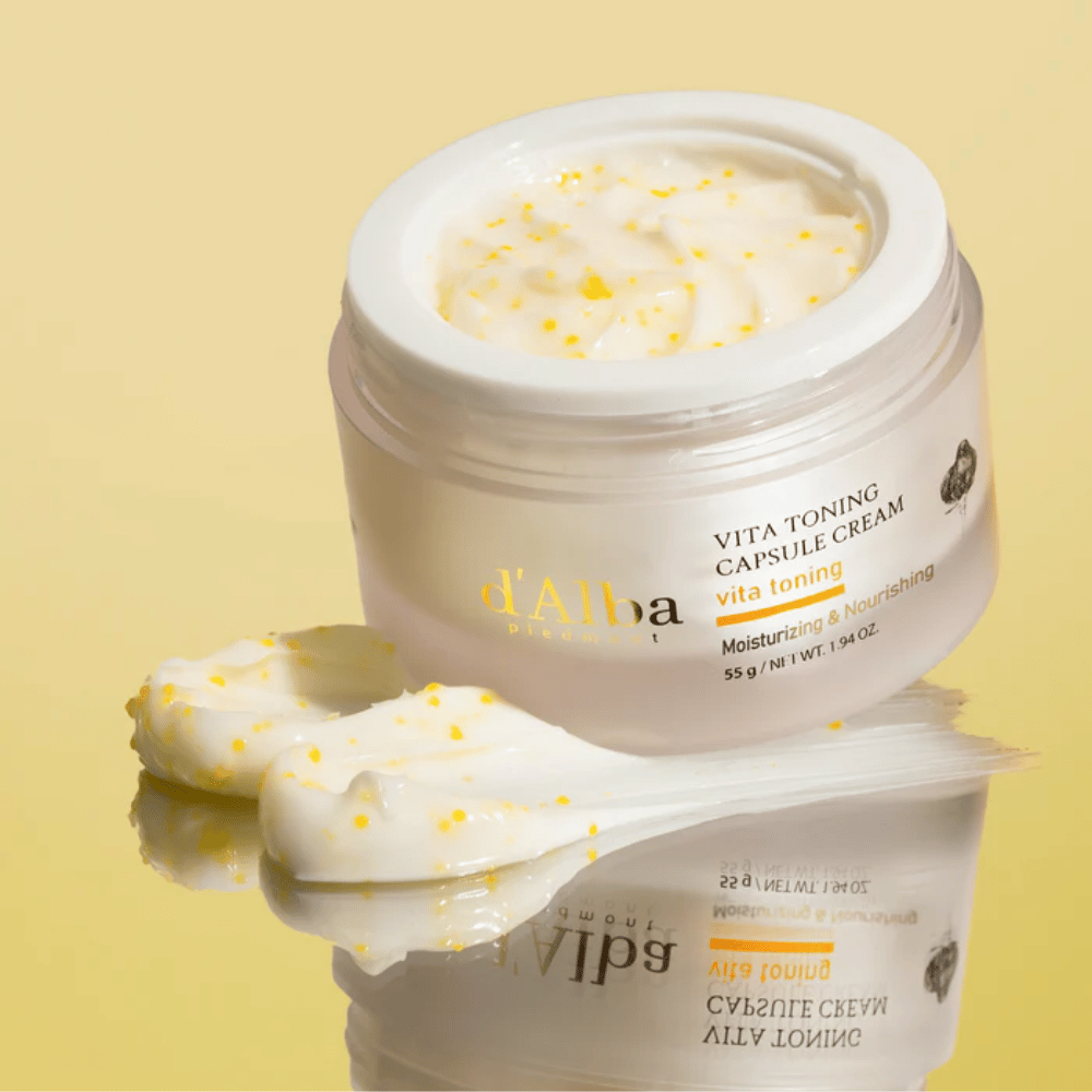 d’Alba Vita Toning Capsule Cream texture – crema viso con capsule bianche che si fondono nella pelle e aiutano a idratare e a dare un tono della pelle più chiaro.