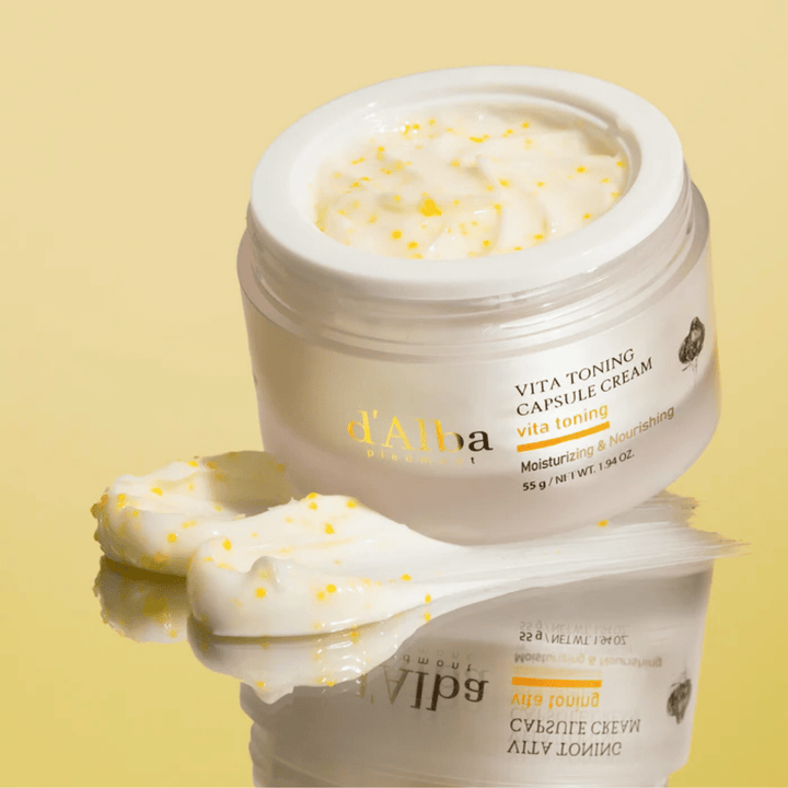 d’Alba Vita Toning Capsule Cream texture – crema viso con capsule bianche che si fondono nella pelle e aiutano a idratare e a dare un tono della pelle più chiaro.