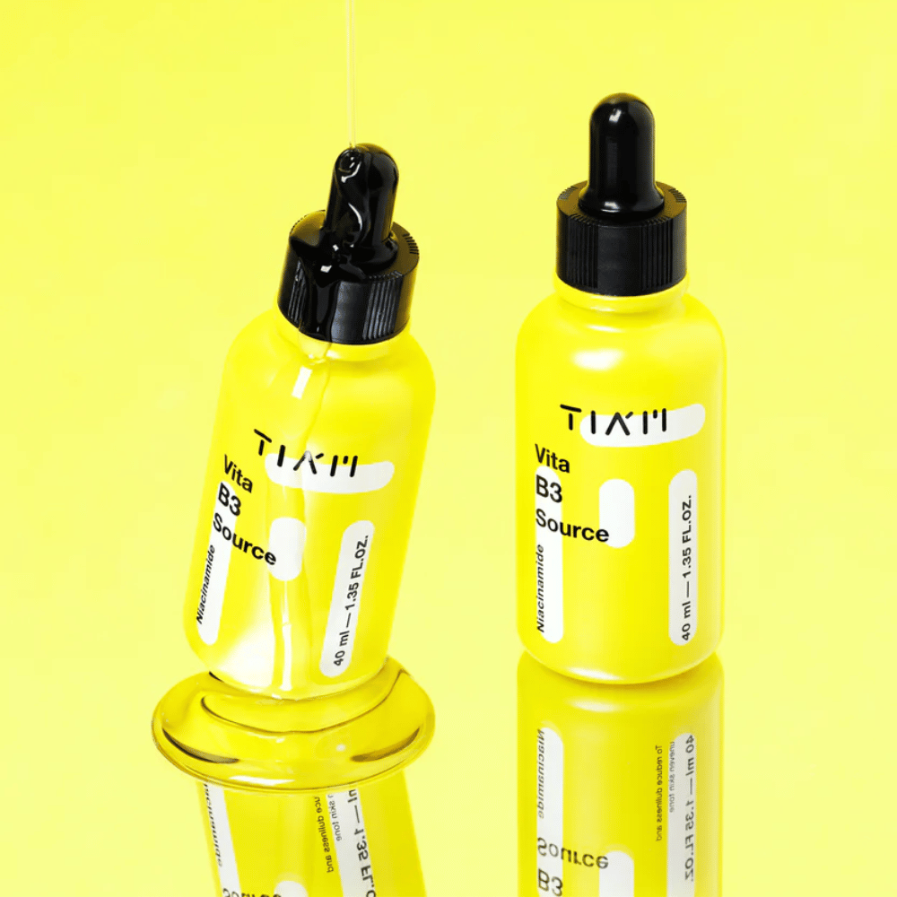 TIA'M Vita B3 Source – due flaconi gialli con siero alla niacinamide illuminante che uniforma il tono della pelle e riduce le macchie pigmentarie.