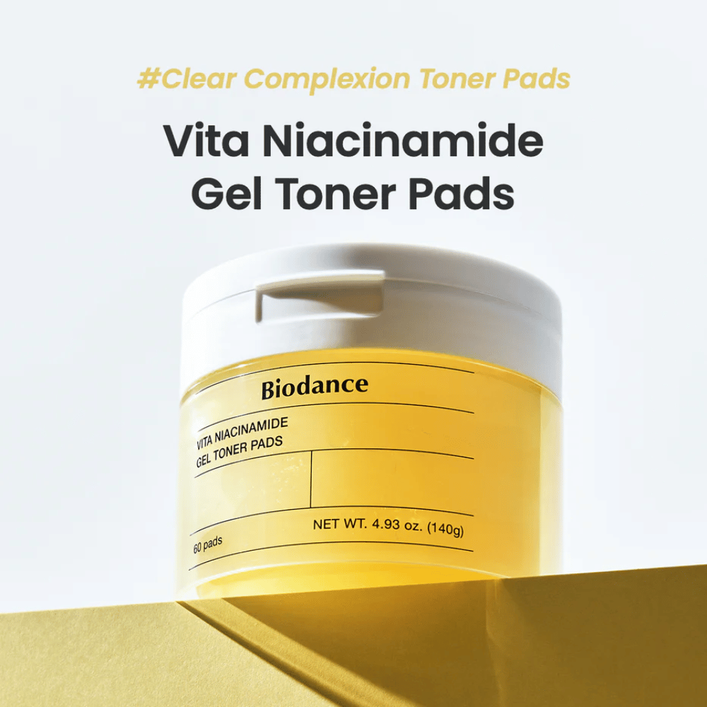 Biodance Vita Niacinamide Gel Toner Pads – barattolo con 60 dischetti per un tono della pelle più chiaro, mostrato su un podio giallo con etichetta chiara e design moderno.