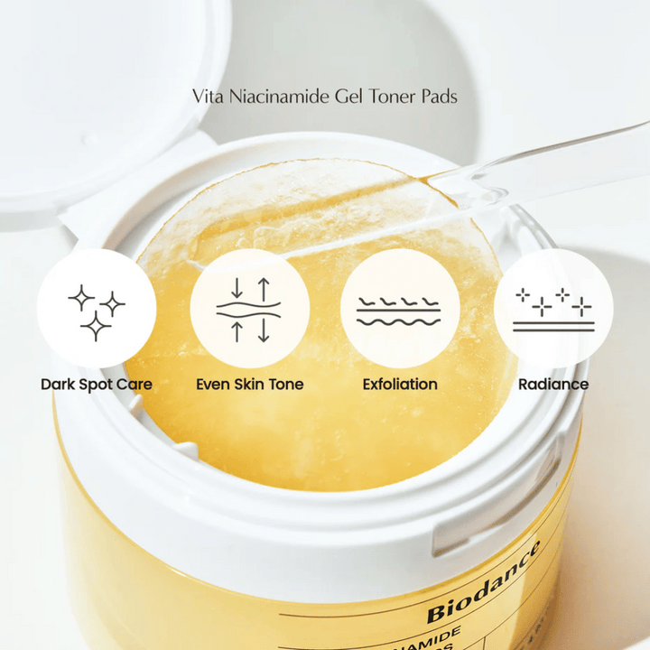Biodance Vita Niacinamide Gel Toner Pads – exfolierande pads för jämnare hudton, lyster och behandling av mörka fläckar, visade i en öppen burk med pincett.