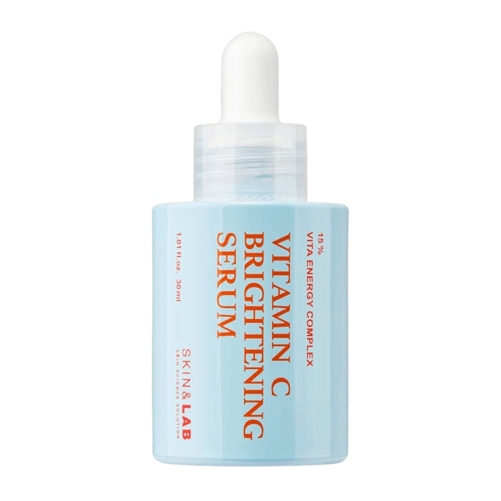 Skin&Lab Vitamin C Brightening Serum con il 15% di Vita Energy Complex uniforma il tono della pelle e riduce le macchie scure. Idrata, dona luminosità alla pelle e migliora la texture, rendendola perfetta per un aspetto radioso e sano.