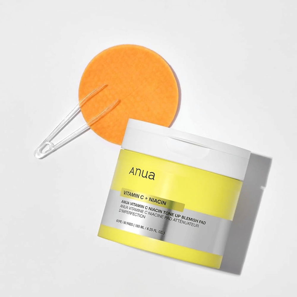 Anua Vitamin C + Niacin Tone Up Blemish Pad – Rinfrescante dischetti tonici per un tono della pelle più uniforme.

🍊 Vitamina C – Dona luminosità alla pelle e riduce le macchie scure.
💧 Niacinamide – Migliora l'elasticità della pelle e riduce le imperfezioni.
🧖‍♀️ Esfoliazione delicata – Rimuove le cellule morte della pelle per una pelle più chiara.

Perfetto per una pelle radiosa e uniforme!