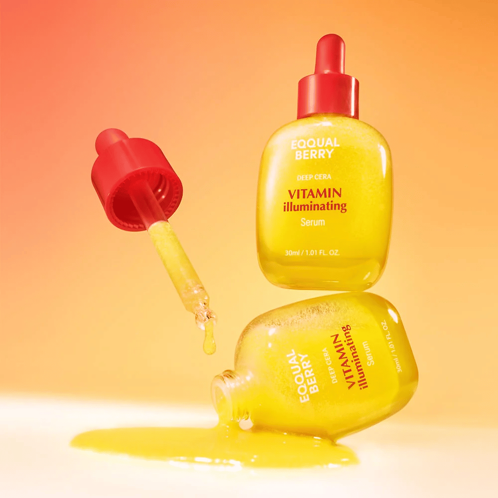 Equal Berry Vitamin Illuminating Serum in una bottiglia gialla brillante con pipetta rossa. Texture liquida e sfondo energico creano una sensazione vivace e fresca.