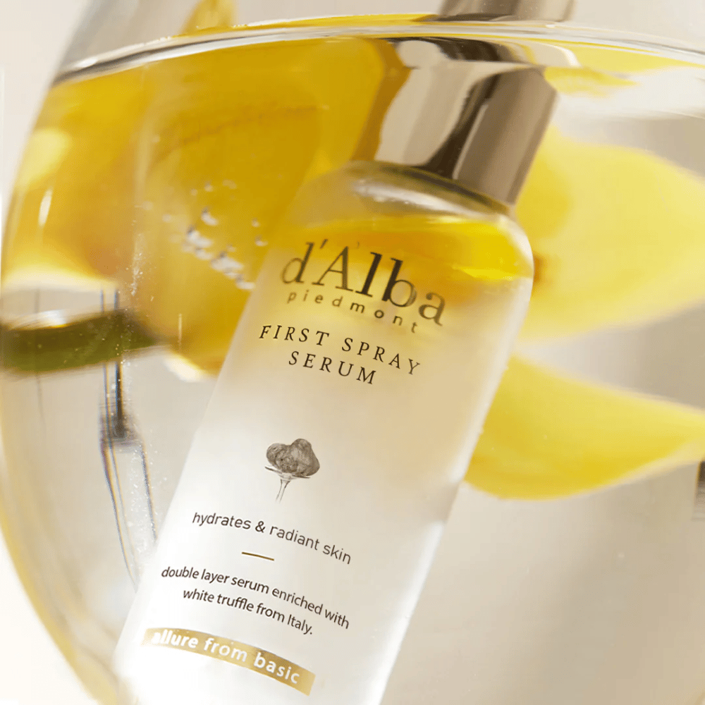 d'Alba White Truffle First Spray Serum offre uno spruzzo rinfrescante con idratazione intensa e luminosità radiosa, grazie alla sua formulazione unica con estratto di tartufo bianco dall'Italia. Perfetto per dare alla pelle un rapido rinfresco e nutrimento durante il giorno.