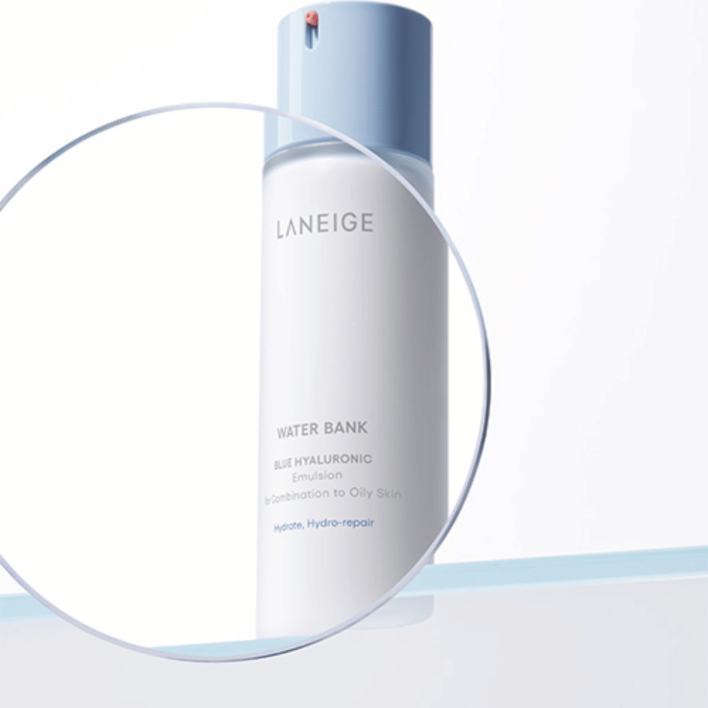 LANEIGE Water Bank Blue Hyaluronic Emulsion con pompa azzurra, vista attraverso una lente di ingrandimento su sfondo bianco con bordo blu.