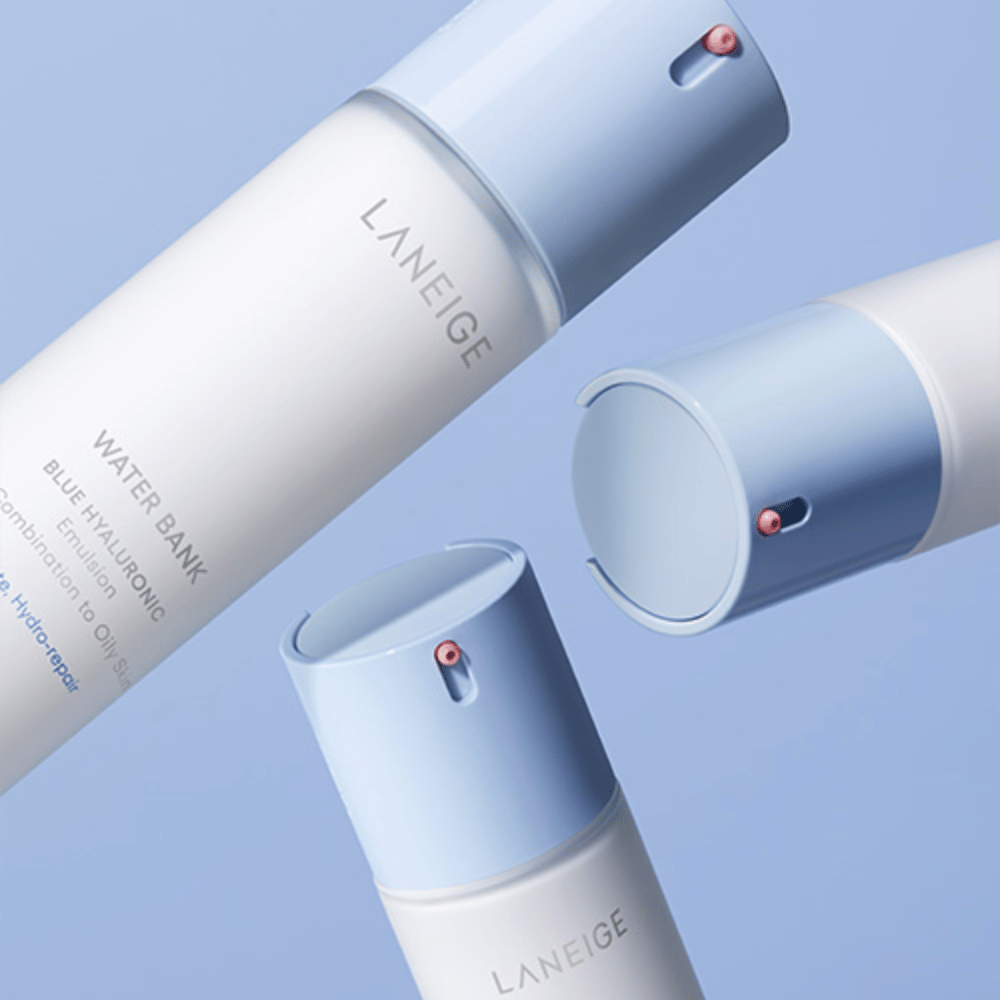 Tre bottiglie di LANEIGE Water Bank Blue Hyaluronic Emulsion con teste di pompa azzurre su uno sfondo blu, mostrate da diverse angolazioni.