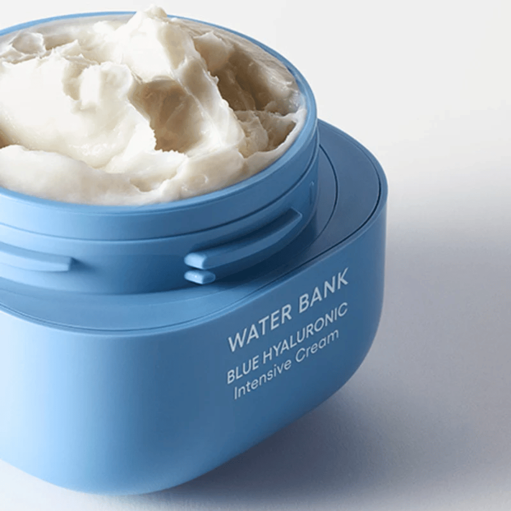 Barattolo aperto di LANEIGE Water Bank Blue Hyaluronic Intensive Cream che mostra la ricca consistenza cremosa, su sfondo chiaro.