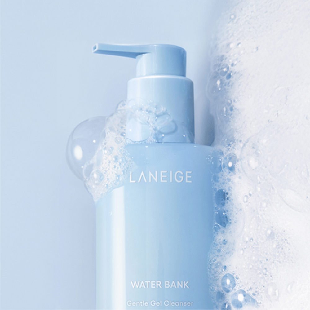 LANEIGE Water Bank Gentle Gel Cleanser coperto di schiuma e bolle su sfondo azzurro, che segnala pulizia e freschezza.