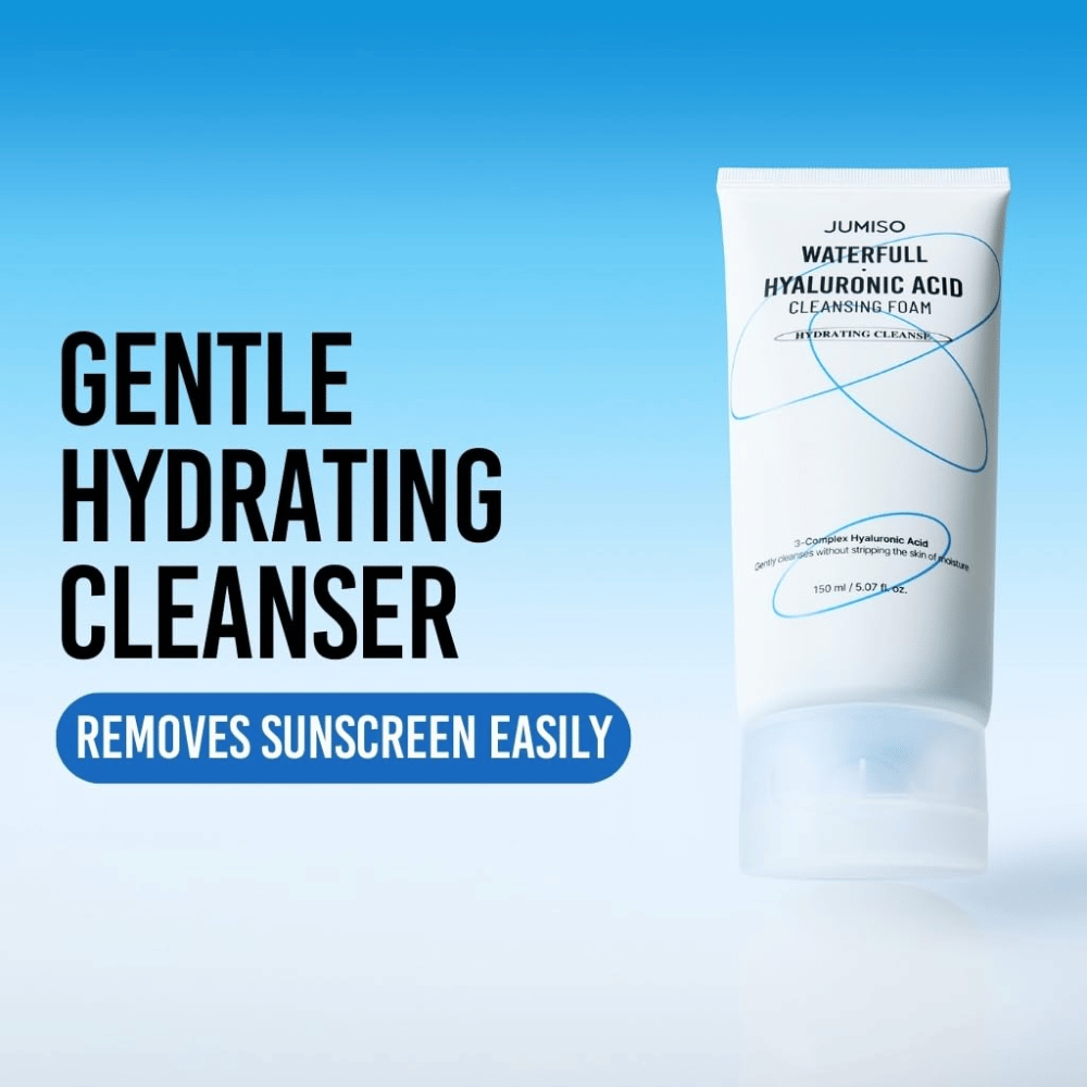 Immagine del prodotto Jumiso Waterfull Hyaluronic Acid Cleansing Foam su sfondo blu. L’attenzione è rivolta a un detergente viso delicato e idratante che rimuove efficacemente la protezione solare e le impurità quotidiane.