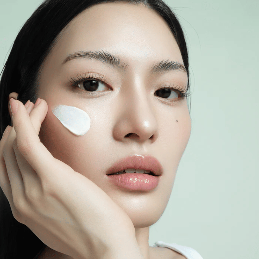 Modello applica d’Alba Waterfull Mild Sun Cream SPF 50+ sul viso. Protezione solare leggera e idratante con filtro minerale, perfetta per l'uso quotidiano e per la pelle sensibile.