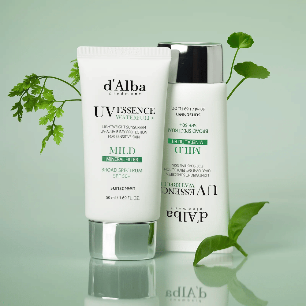 d’Alba Waterfull Mild Sun Cream SPF 50+ fotografata con foglie verdi. Crema solare delicata a base minerale con protezione ad ampio spettro e formula idratante per pelle sensibile.