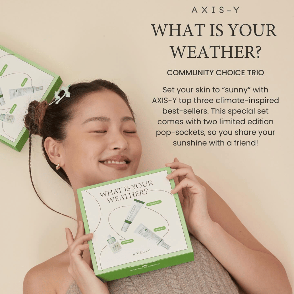 Una donna mostra il kit per la cura della pelle AXIS-Y "Qual è il tuo clima?" che include tre prodotti di punta ispirati al clima e due edizioni limitate di pop-sockets da condividere con un amico.