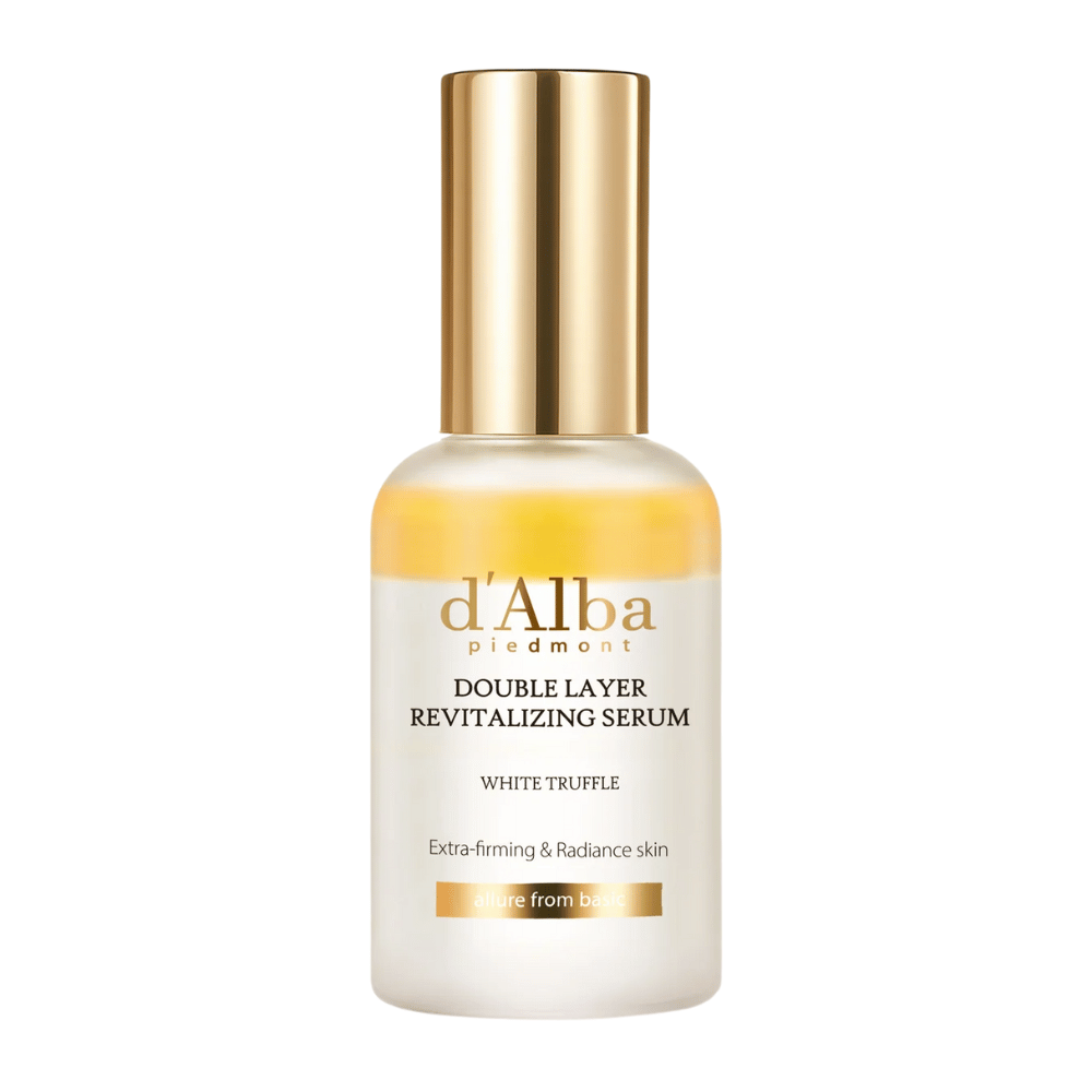 Immagine isolata di d'Alba Double Layer Revitalizing Serum White Truffle in bottiglia di vetro con tappo giallo e tappo dorato, siero per la cura della pelle per elasticità e luminosità.