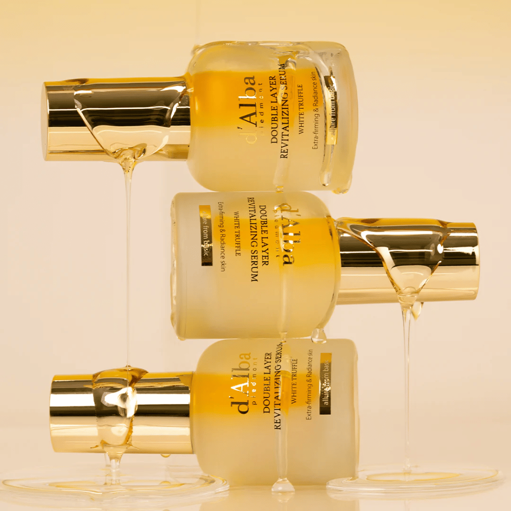d'Alba White Truffle Double Layer Revitalizing Serum è un siero lussuoso che combina il nutriente tartufo bianco con oli idratanti. Questa formula a doppia azione fornisce un'idratazione intensa e rafforza l'elasticità della pelle, risultando in un tono della pelle più uniforme e radioso.