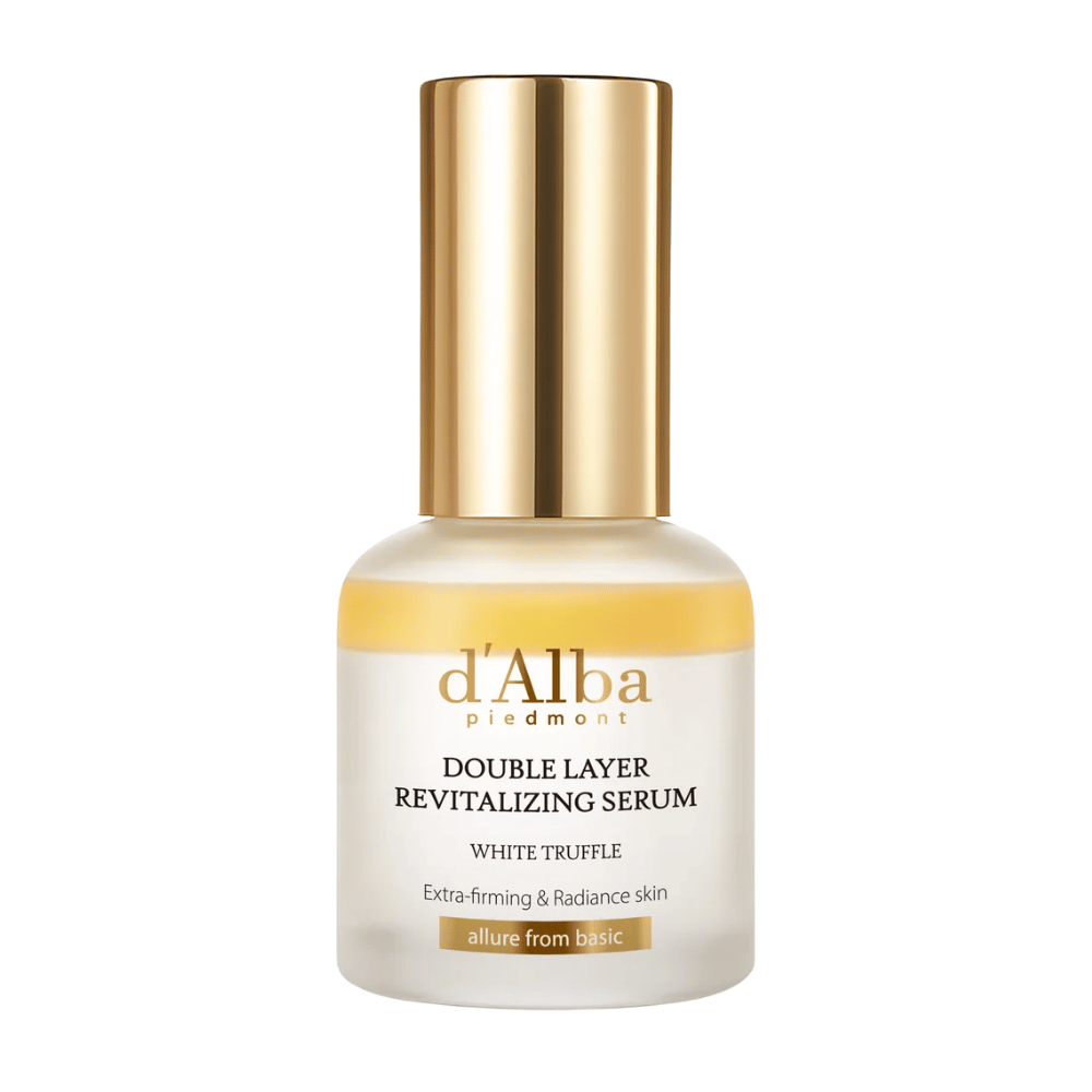 d'Alba Double Layer Revitalizing Serum White Truffle in elegante bottiglia di vetro con tappo dorato, progettato per una maggiore compattezza e luminosità della pelle.