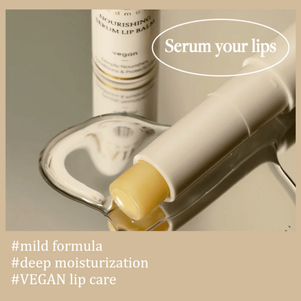 d'Alba Nourishing Serum Lip Balm in primo piano su uno specchio con testo su formula delicata, idratazione profonda e cura labbra vegana.