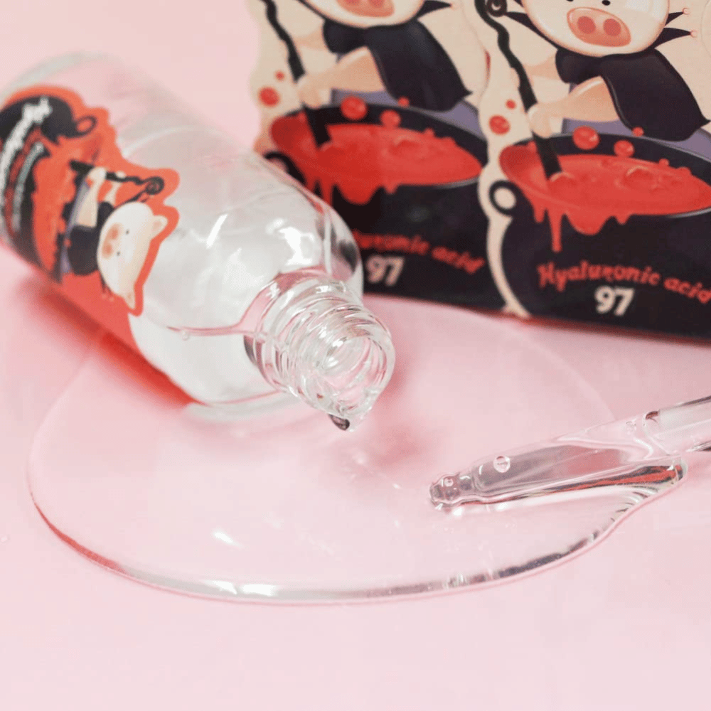 Primo piano di Elizavecca Hyaluronic Acid 97 con pipetta e consistenza del siero chiara che si assorbe rapidamente e idrata la pelle in profondità.