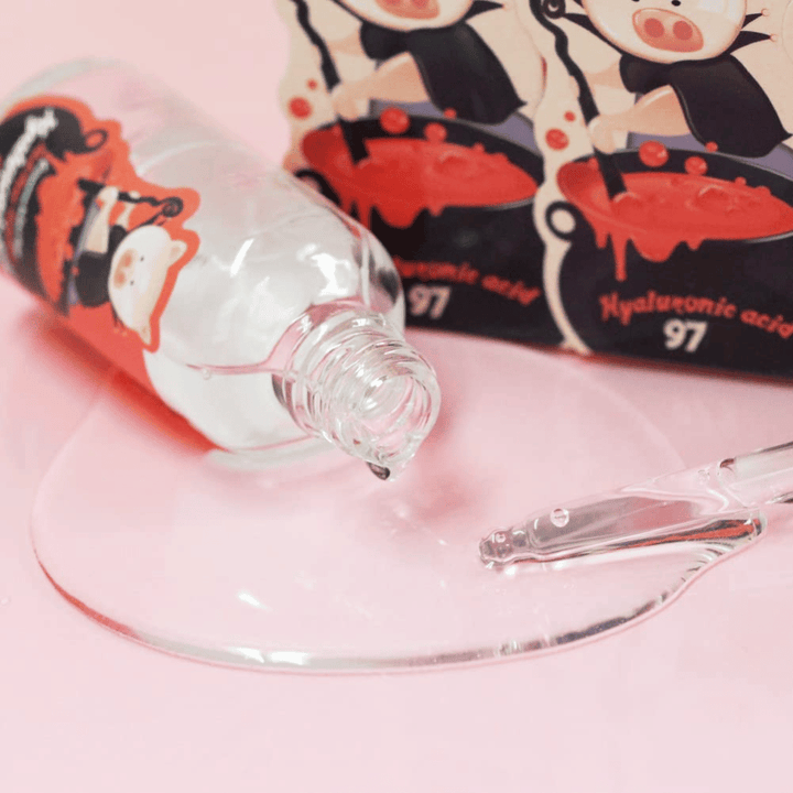 Primo piano di Elizavecca Hyaluronic Acid 97 con pipetta e consistenza del siero chiara che si assorbe rapidamente e idrata la pelle in profondità.