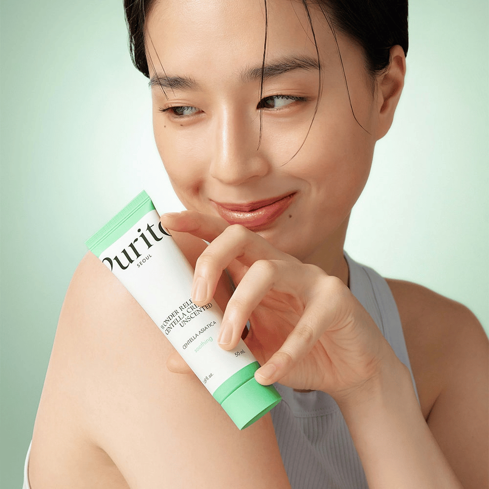 Purito Wonder Releaf Centella Cream Unscented è una crema lenitiva e idratante arricchita con Centella Asiatica. Questa formula non profumata aiuta a lenire la pelle irritata, idratare e rafforzare la barriera cutanea senza causare irritazione. Perfetta per la pelle sensibile.