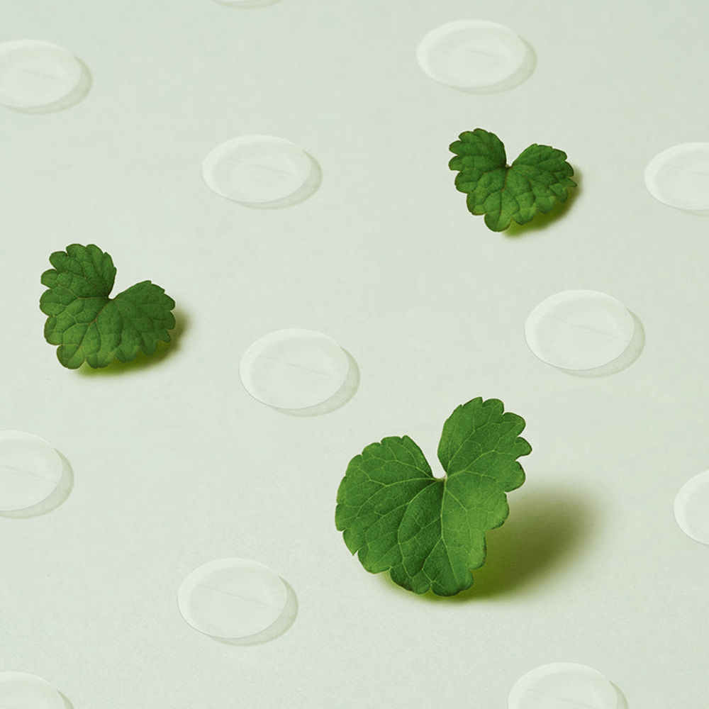 Spot patches trasparenti insieme a foglie di centella che illustrano Purito Wonder Releaf Centella Spot Patch e il loro effetto lenitivo sulla pelle infiammata e sensibile.