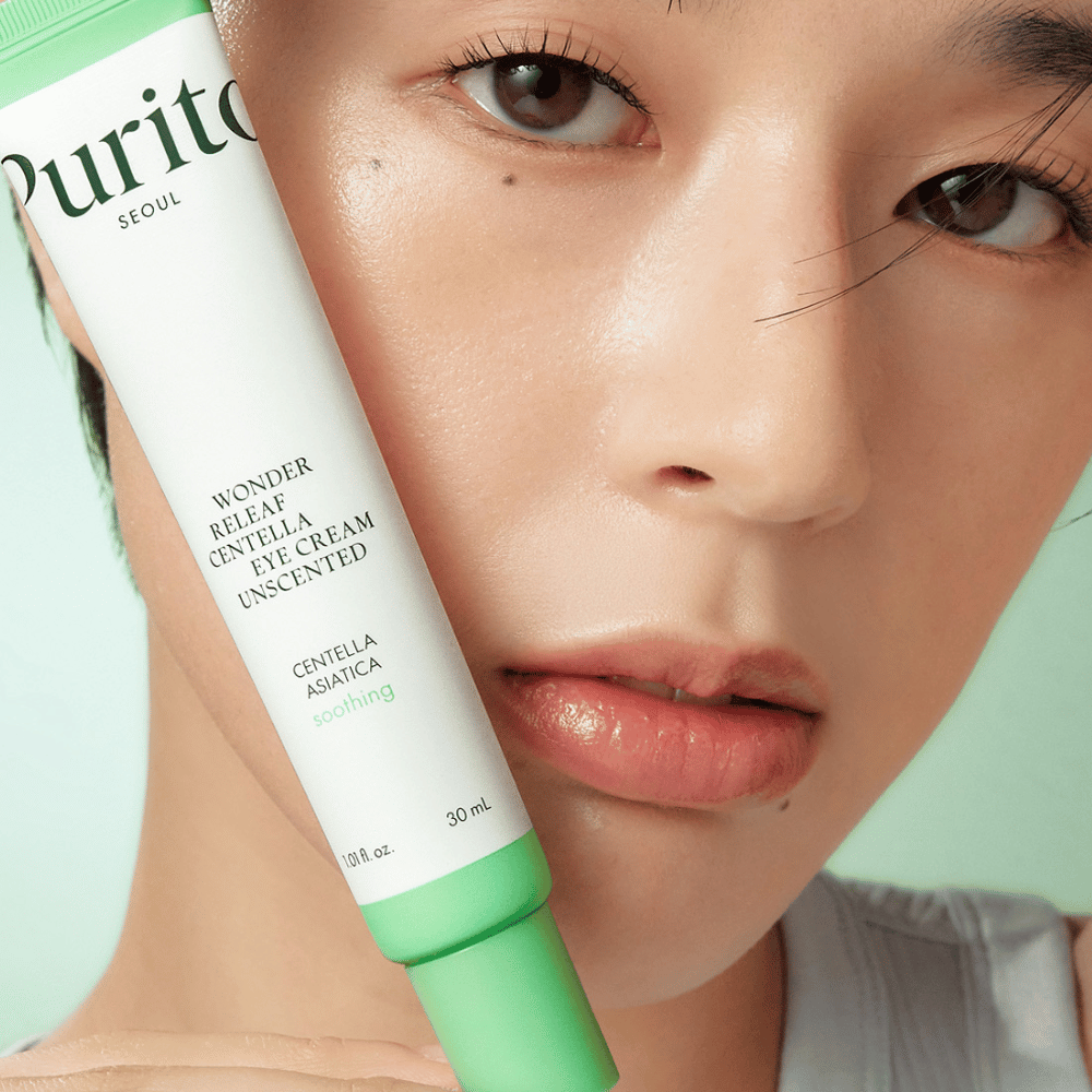 Purito Wonder Releaf Centella Eye Cream Unscented è una nutriente crema contorno occhi che contiene lenitiva Centella Asiatica. Perfetta per la pelle sensibile, questa crema priva di profumo riduce l'irritazione e idrata intensamente mentre riduce le linee sottili e le occhiaie.